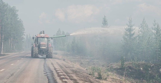 Gödselspridare används, med stor effektivitet, för att släcka bränder. Här längs vägen mellan Kårböle och Lassekrog.Runt byn Kårböle i norra Hälsingland rasar tre stora skogsbränder. Byn är sedan en vecka tillbaka evakuerad och släckningsarbetet pågår febrilt mot elden med samlade förmågor från olika myndigheter, frivilliga samt tillrest räddningstjänst från flera europeiska grannländer. Brandområdena är indelade i tre olika sektorer där man försöker isolera elden inom så kallade begränsningslinjer. Förutom att hindra vidare spridning så är det särskilt viktigt att hålla elden borta från orten Kårböle samt viktig infrastruktur.