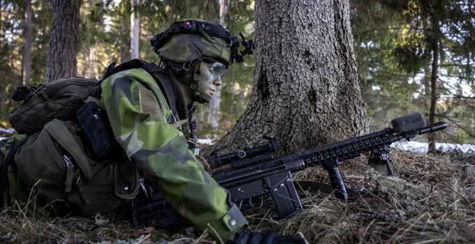 Soldat under övning i skogen.