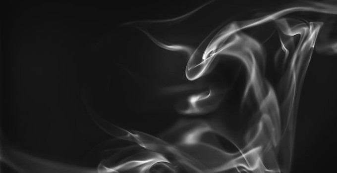 Vit rök mot svart bakgrund