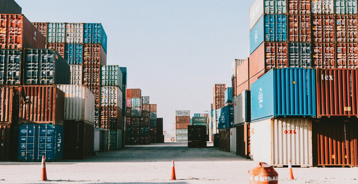 Röda och blå containrar.