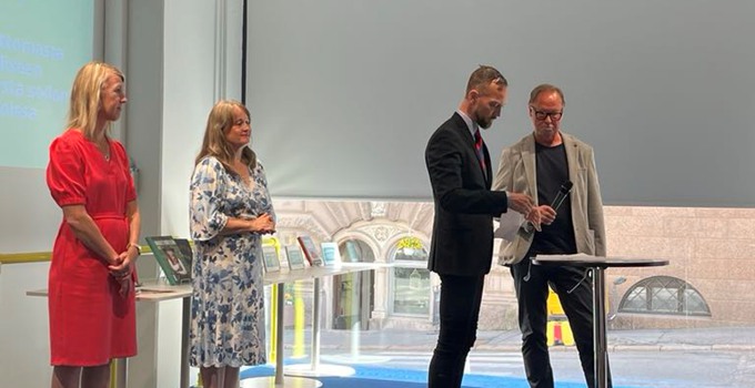 Två kvinnor och två män på en scen.