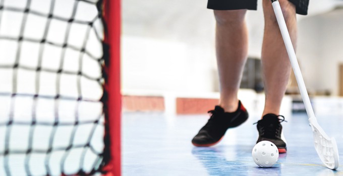 Ben på person som spelar bandy