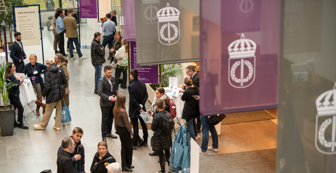 Öppet hus i Försvarshögskolans entréhall.