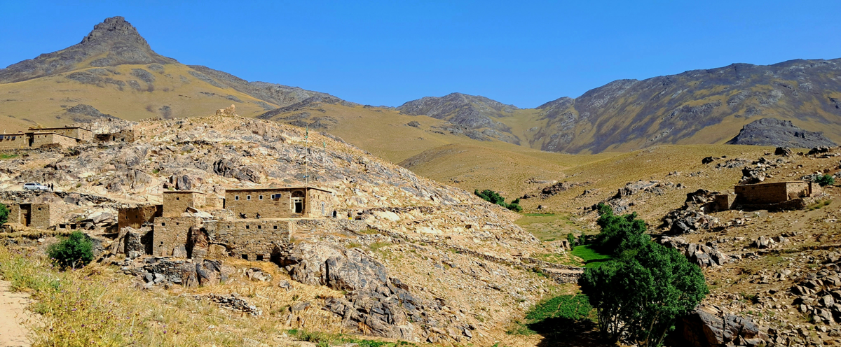 A dirt road in the middle of a mountain range i middleeast