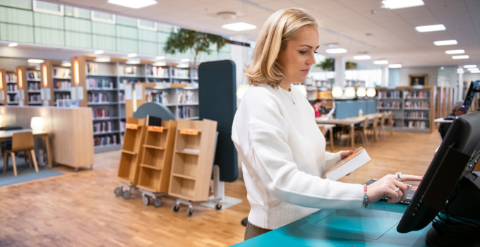 Student in the library.