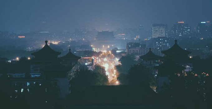 Vy över kinesisk stad på natten. 