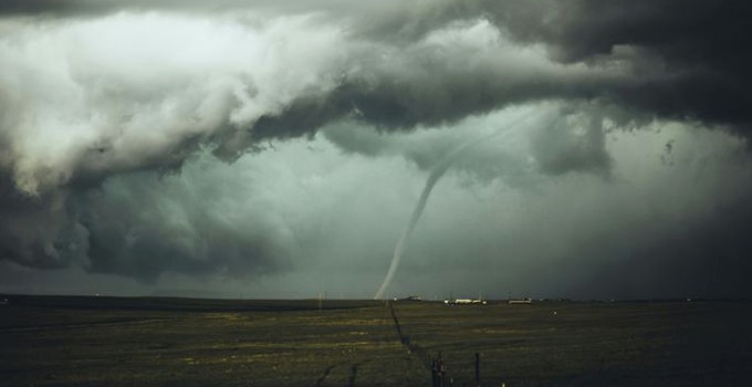 Tromb över ett fält.