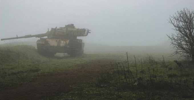 Stridsvagn på ett fält.