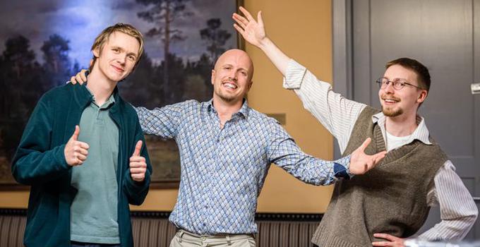 Vinnarna i krigsspelsturneringen firar sin vinst.