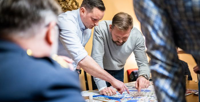 Spelare  samlade runt spelbordet för krigsspelet.