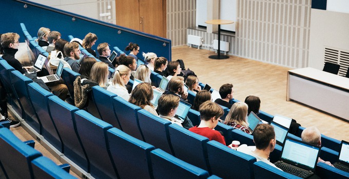Föreläsning i Sverigesalen, studenter bakifrån. Ämnesbild Folkrätt