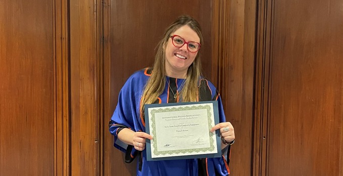 Priscyll Antcil Avoine håller ett diplom. 