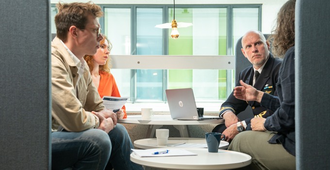 Doktorander diskuterar