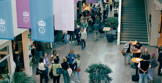 Mingel i lobbyn på FHS.