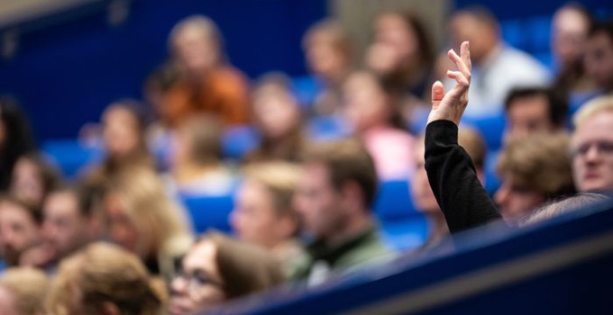 En uppräckt hand i en publik