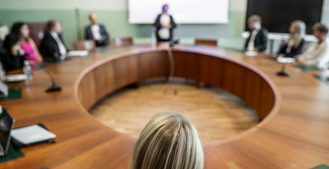 Personer kring ett runt bord.