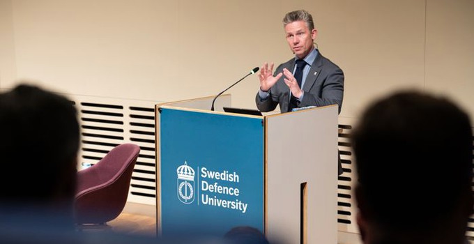 Pål Jonson under anförande i Sverigesalen