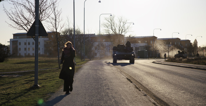 Militärt fordon på en väg. 