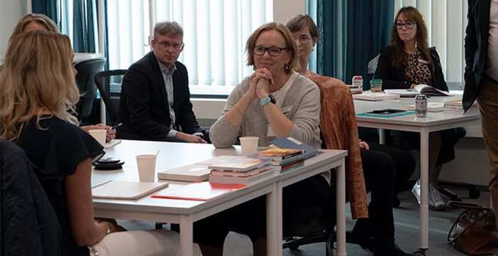 En grupp människor som sitter runt ett bord.