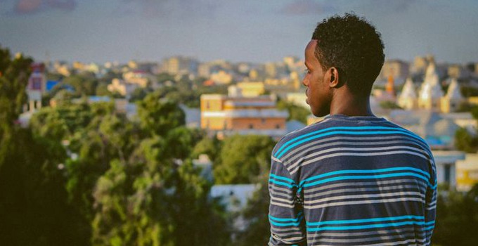 Person med ryggen mot kameran i Somalia.