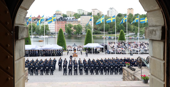Kadetter tar examen utanför Karlbergs slott