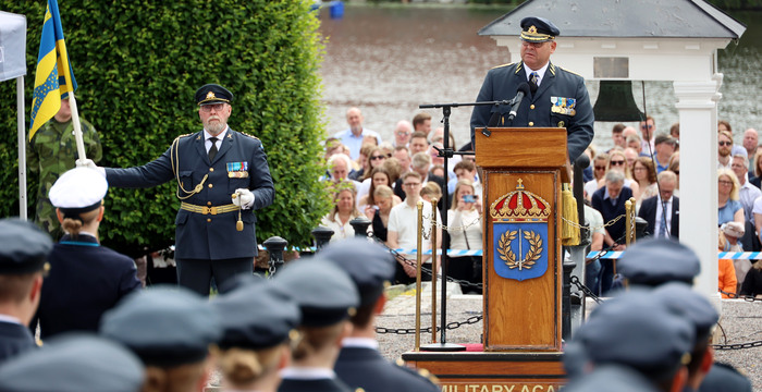 ÖB och kadetter vid examensceremonin för Offciersprogarmmet. 
