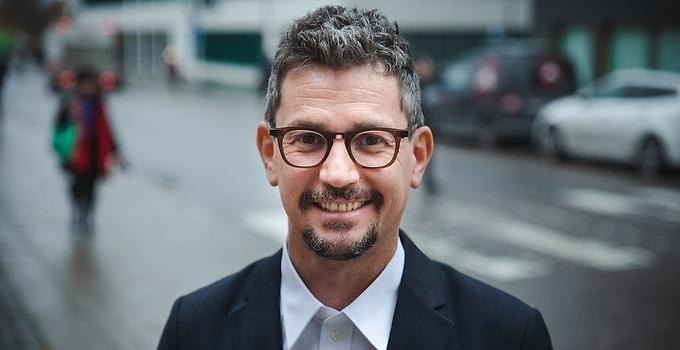 Porträtt av Linus Hagström utanför Försvarshögskolan.