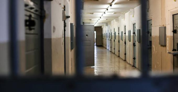 Korridor med stängda dörrar.