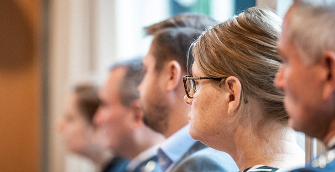 Människor på rad som tittar bort från kameran.