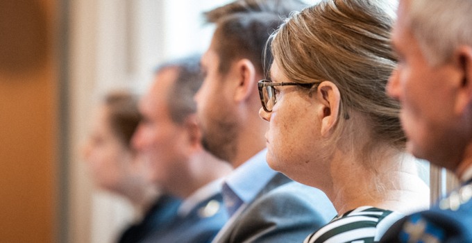 Huvudet av en kvinna sett snett bakifrån.