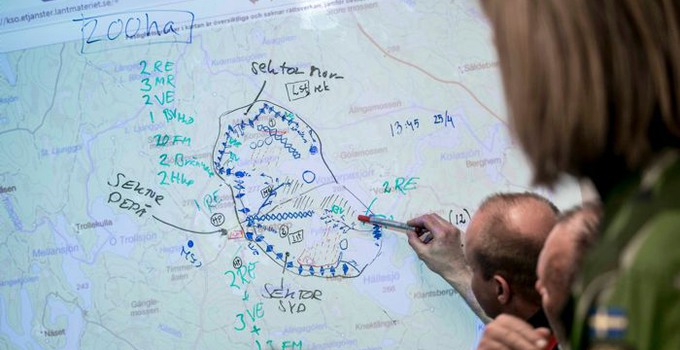 Personer som pekar på en whiteboard.