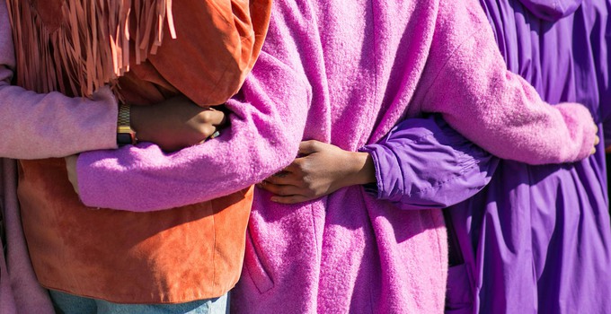 Kvinnor som håller varandra om ryggen.