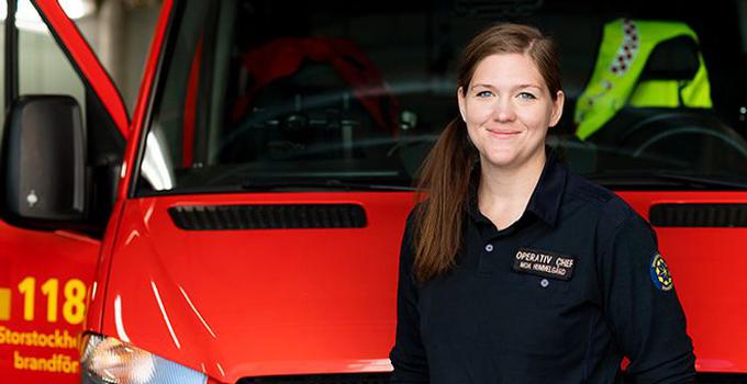 Kvinnlig operativ chef inom räddningstjänsten.