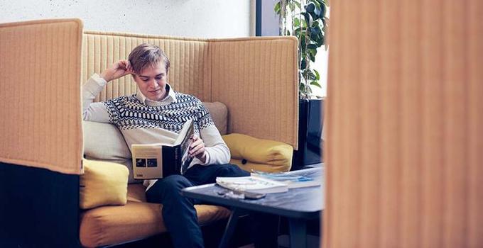 Student läser i soffa.
