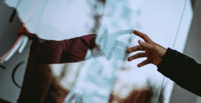 Hand som pekar på en glasruta.