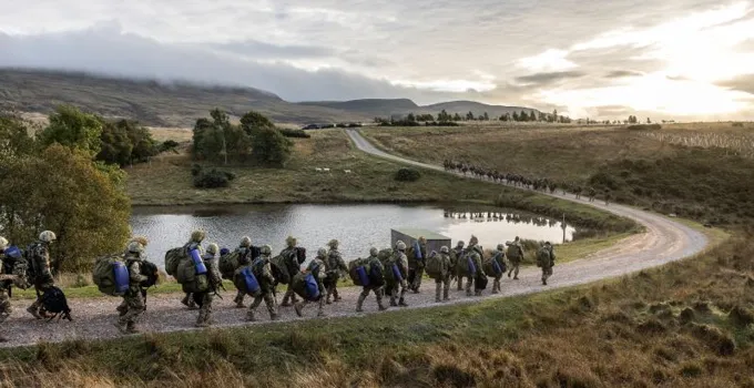 Illustration över människor på flykt.