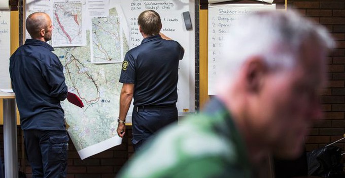 Två män som tittar på en karta. 