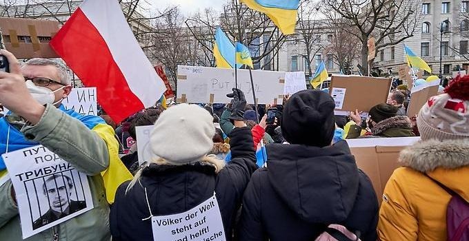 Nyhetsbild från protest i Berlin mot Rysslands invasion av Ukraina.