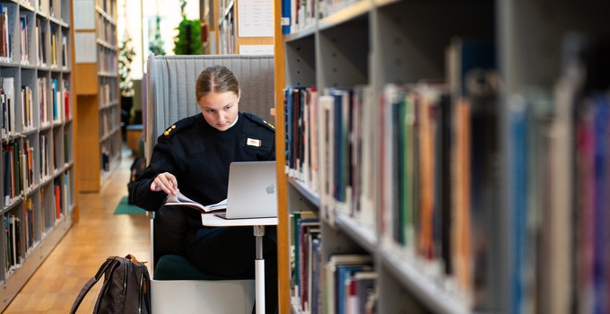 Miljöbild - kadett på Anna Lindh-biblioteket på Försvarshögskolan. 