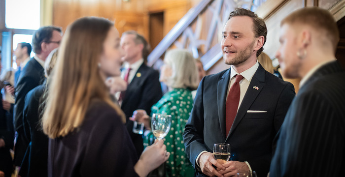 Carl Johan på svenska ambassaden i Polen.