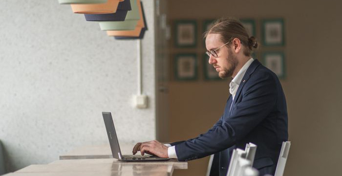 Student skriver på laptop.