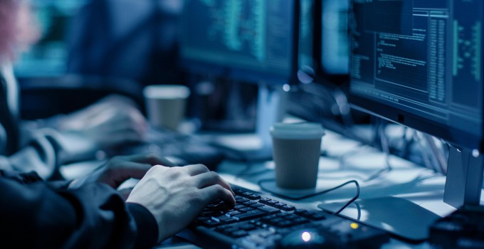 Händer på tangentbord.