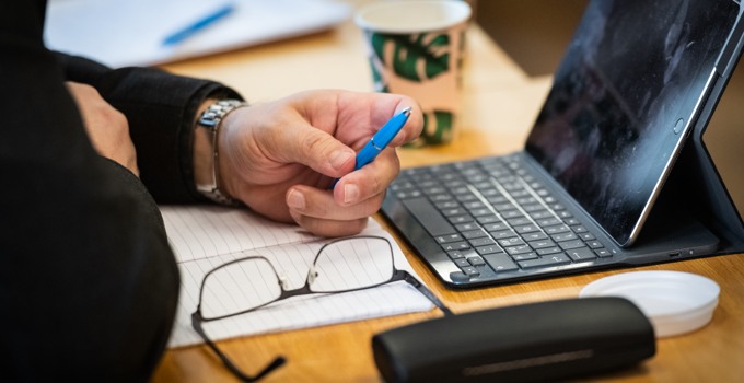 Glasögon och Ipad på bord.