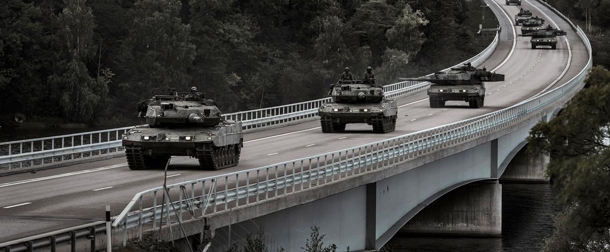 Bandvagnar längs landsväg.