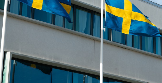 Flaggor utanför huvudbyggnad FHS