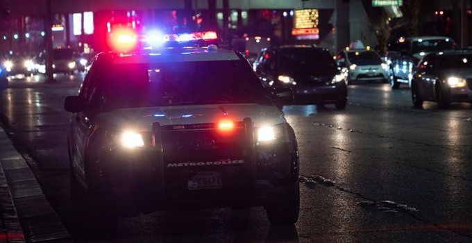 Polisbil i en stad på natten.