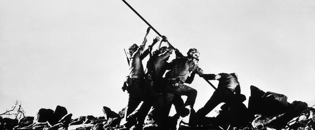 Svartvit bild av strid under första världskriget.