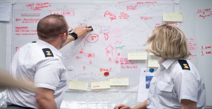 Studerande som tittar på en whiteboard.