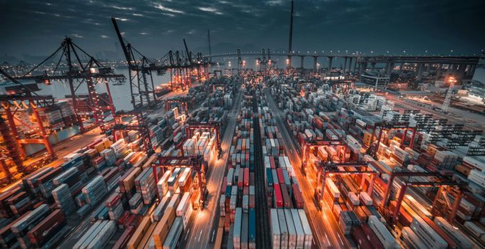 Containrar i en hamn.