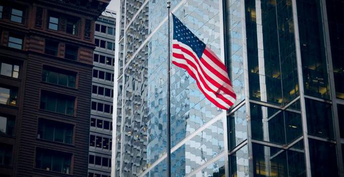 Amerikansk flagga mot en husfasad.